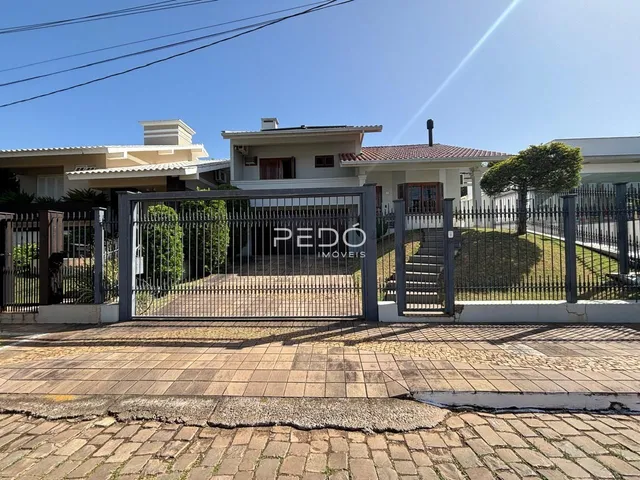 Fachada de uma residência com portão de ferro em Lajeado, Brasil.