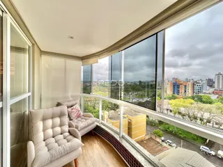 Vista de um apartamento com sala de estar e varanda em Lajeado, Brasil.