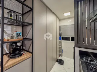 Foto de uma cozinha moderna com armários brancos e piso de cerâmica.
