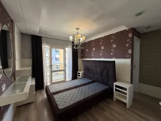 Quarto com cama de casal e decoração de parede em Lajeado.