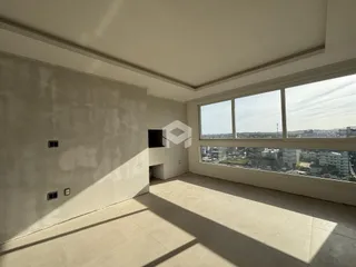 Ambiente interno com grande janela de vista para a paisagem urbana.