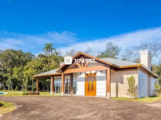 Fachada de uma casa em Lajeado, Brasil, com garagem coberta e área externa.