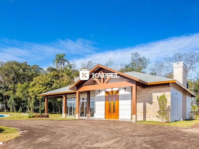 Fachada de uma casa em Lajeado, Brasil, com garagem coberta e área externa.