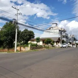 Vista da fachada de uma residência em uma rua no Brasil.