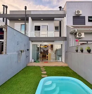 Fachada de uma casa moderna com piscina e jardim em Lajeado.