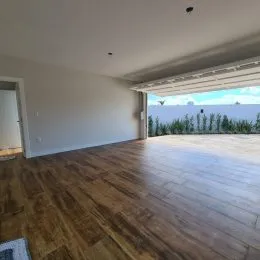 Sala de estar com piso de madeira clara.