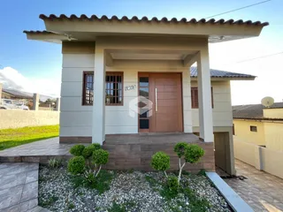 Fachada de uma residência em Lajeado, Brasil, com porta de madeira e área de entrada coberta.