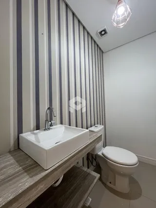 Foto de um banheiro com pia e vaso sanitário.