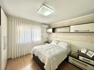 Quarto com cama e decoração de parede em Lajeado.
