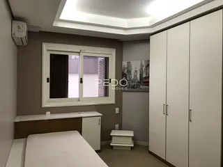 Quarto com janela e armários em um imóvel no Brasil.