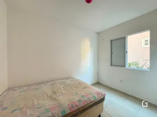 Quarto com cama e janela em um imóvel no Brasil.