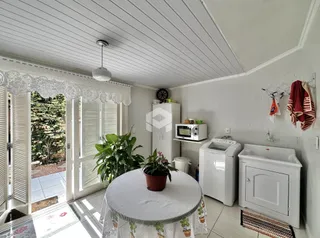 Ambiente interno claro com portas de vidro e vista para o exterior.