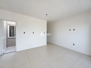 Hall de entrada branco com piso de cerâmica.