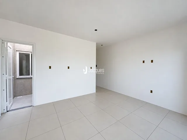 Hall de entrada branco com piso de cerâmica.