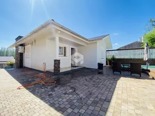 Fachada de uma casa em Lajeado, Brasil, com área externa pavimentada.
