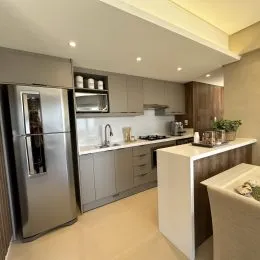 Foto de uma cozinha moderna com armários e bancadas claras.
