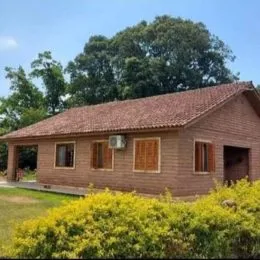 Fachada de uma casa térrea com telhado inclinado em Lajeado, Brasil.