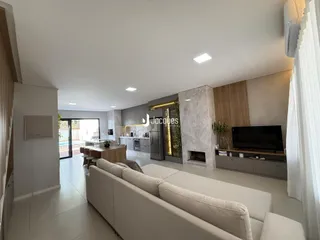 Sala de estar moderna com piso claro e decoração contemporânea.