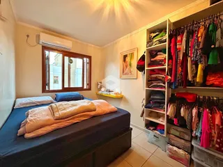 Quarto com cama e armário de roupas em um apartamento no Brasil.