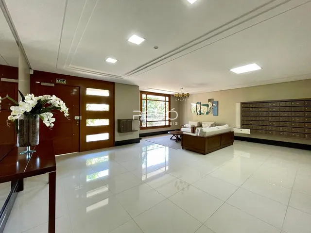 Sala de estar ampla com piso de cerâmica clara e decoração moderna.