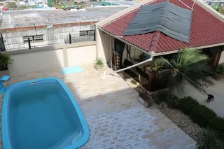 Foto da área da piscina e do pátio de uma propriedade em Lajeado.