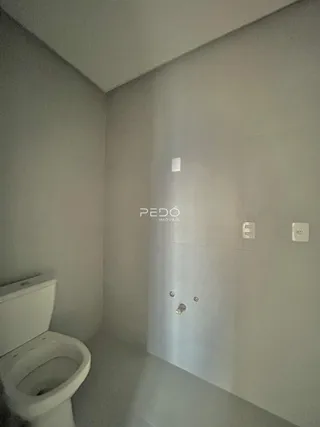 Foto de um banheiro interno com vaso sanitário.