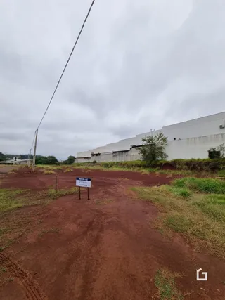 Vista externa de um terreno com um edifício ao fundo.