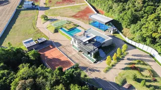 Vista aérea de uma propriedade com piscina e quadra de tênis em Lajeado.