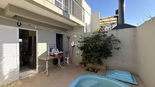 Vista externa de uma área de lazer com piscina e jardim em Lajeado, Brasil.