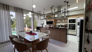 Ambiente de sala de jantar e cozinha em um imóvel no Brasil.