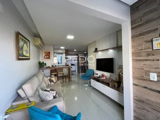 Sala de estar com sofá e parede branca em imóvel no Lajeado.