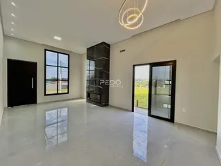 Sala de estar moderna com piso polido e grandes janelas em um imóvel em Lajeado.