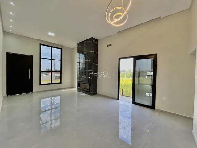 Sala de estar moderna com piso polido e grandes janelas em um imóvel em Lajeado.