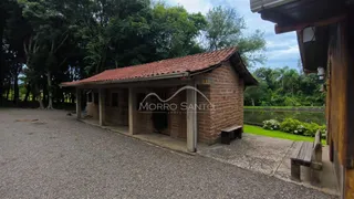 Fachada de uma casa de tijolos com telhado de telhas vermelhas em Lajeado.