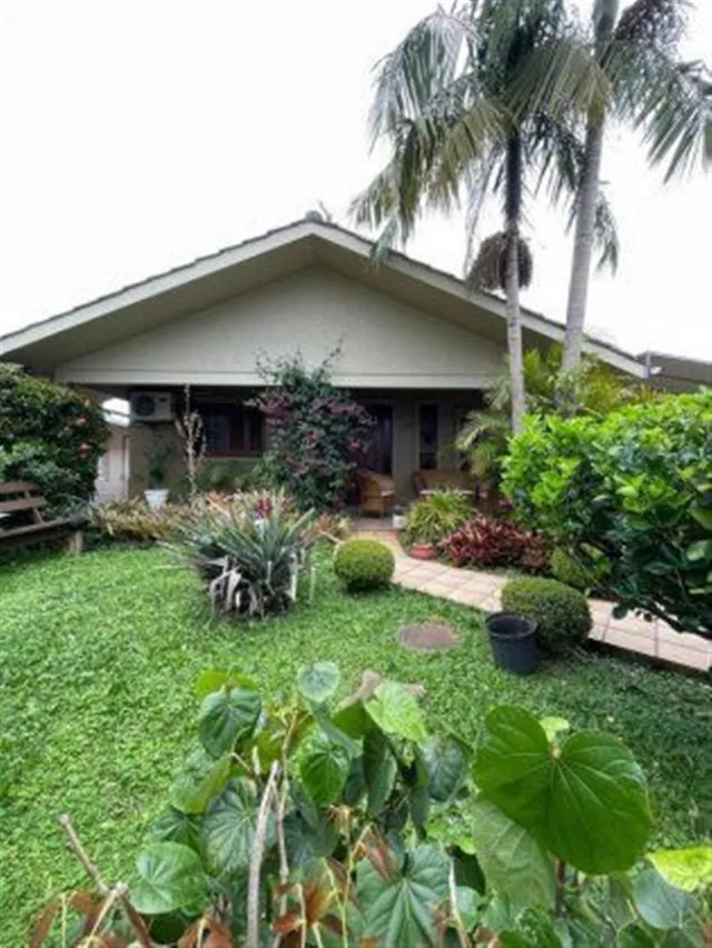 Fachada de uma casa com jardim em Lajeado.