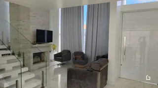 Sala de estar com lareira e escadaria em um imóvel.