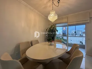 Foto de uma sala de jantar com mesa redonda e cadeiras em um imóvel.