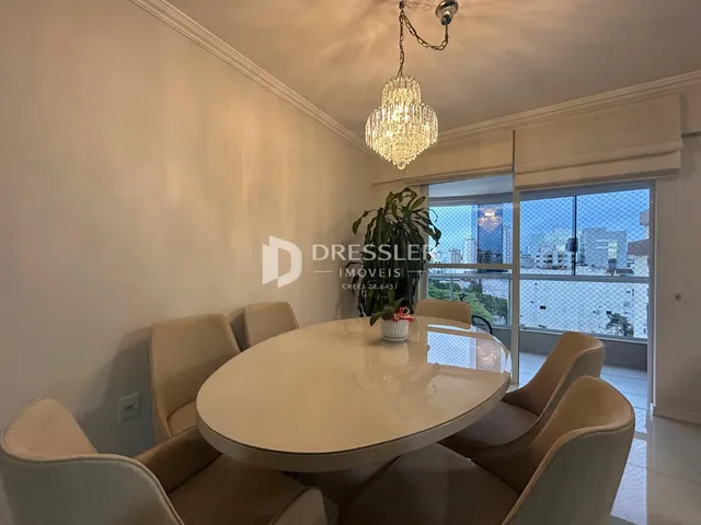 Foto de uma sala de jantar com mesa redonda e cadeiras em um imóvel.