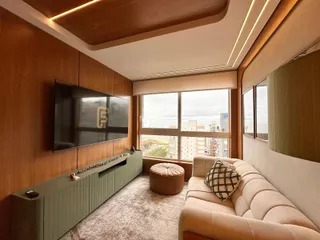 Sala de estar moderna com painéis de madeira e grande janela.