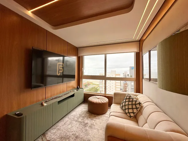 Sala de estar moderna com painéis de madeira e grande janela.