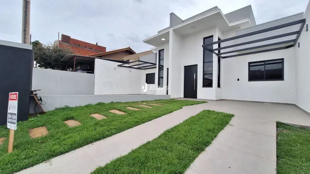 Fachada moderna de uma casa em Lajeado, Brasil com jardim e calçada.
