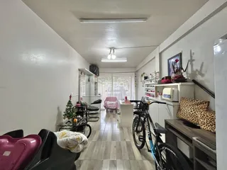 Hall de entrada com piso de madeira clara e paredes brancas em uma residência.