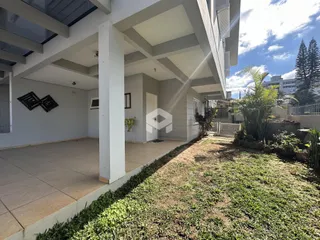 Fachada de uma residência em Lajeado, Brasil, com área externa gramada.