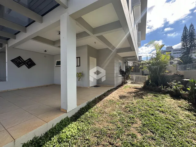 Fachada de uma residência em Lajeado, Brasil, com área externa gramada.