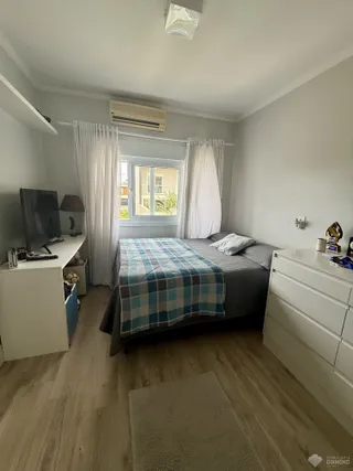 Quarto com cama e janela em um apartamento no Brasil.
