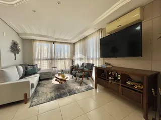 Sala de estar com sofá e decoração moderna em um apartamento.