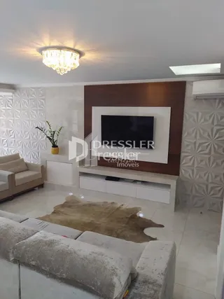 Sala de estar com sofá e decoração de parede.