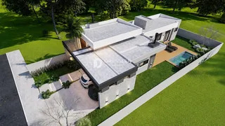 Fachada de uma residência moderna com jardim e piscina em Lajeado, Brasil.