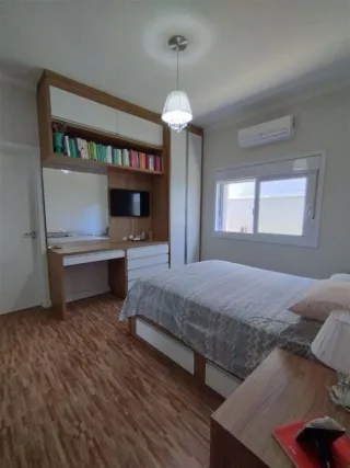 Quarto com cama e armário de madeira em um imóvel.
