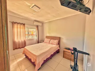 Quarto com cama e janela em um imóvel no Brasil.